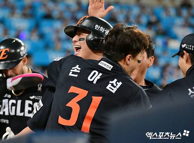 21일 오후 대구삼성라이온즈파크에서 열린 '2025 신한 SOL Bank KBO 포스트시즌' 한화 이글스와 삼성 라이온즈의 플레이오프 3차전 경기, 5회초 2사 3루 한화 노시환이 투런 홈런을 날린 후 손아섭과 함께 기뻐하고 있다. 대구, 김한준 기자