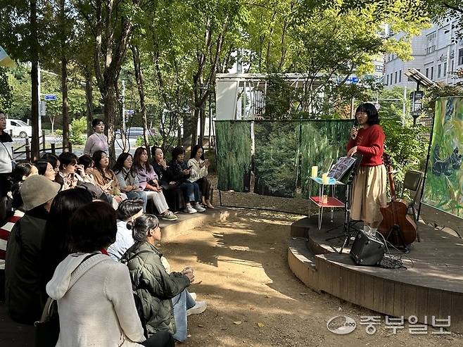 23일 인천 부평구 갈산유수지 야외무대에서 로컬크리에이터 '슬로보트'가 참가자들 앞에서 그램책 낭송 및 노래 연주를 선보이고 있다. 사진=노선우 기자