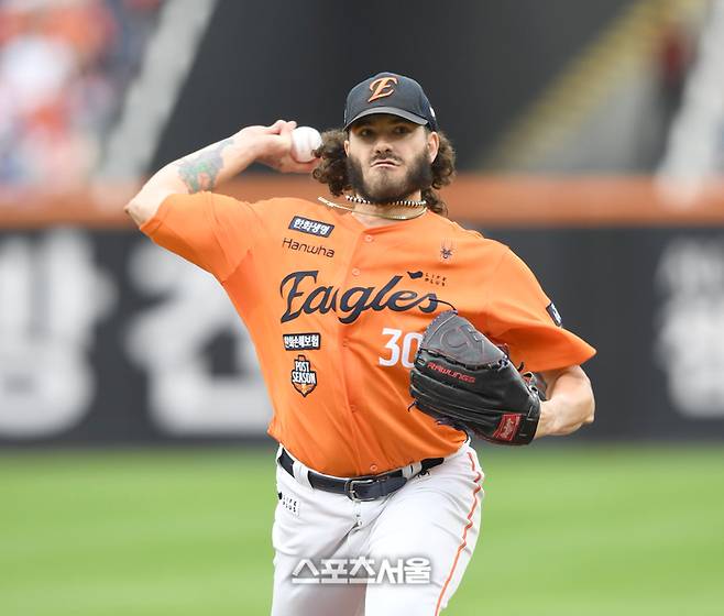 한화 선발투수 폰세가 18일 대전 한화생명볼파크에서 열린 2025 KBO 포스트시즌 플레이오프 1차전 삼성과 경기에서 역투하고 있다. 대전 | 최승섭기자 thunder@sportsseoul.com