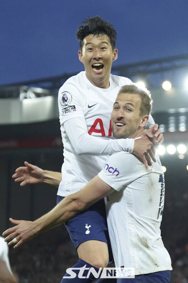 토트넘 홋스퍼에서 호흡을 맞췄던 손흥민과 해리 케인. /사진┃뉴시스(AP)