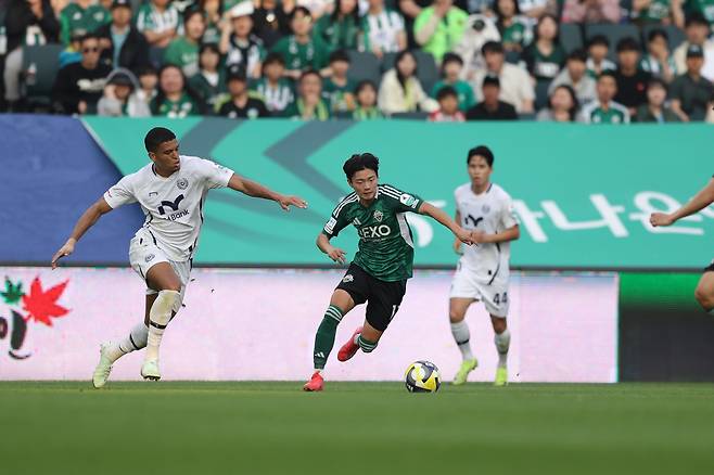 전주월드컵경기장/ K리그1/ 전북현대모터스 vs 대구FC/ 대구 카이오, 전북 진태호/ 사진 하서영