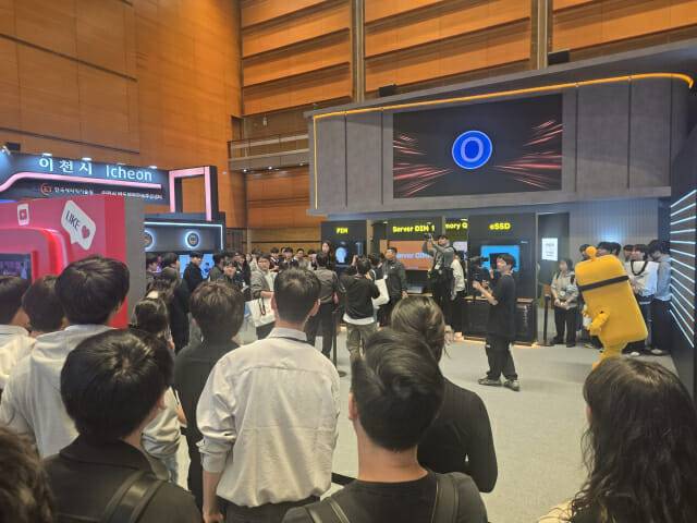 SK하이닉스 부스. 장학퀴즈를 진행 중이다.