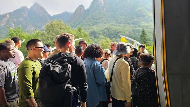 설악산국립공원을 찾은 외국인 관광객들./국립공원공단
