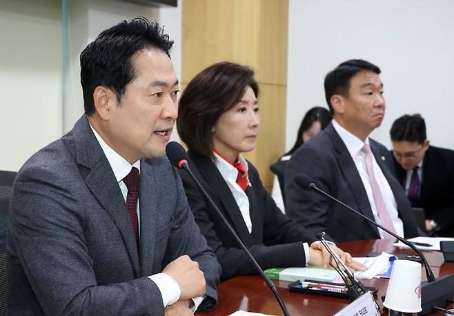 장동혁 국민의힘 대표(왼쪽)가 22일 의원회관에서 열린 '민주당의 입법에 의한 사법침탈 긴급토론회'에서 발언하고 있다. 그 왼쪽은 나경원 국민의힘 의원과 정희용 국민의힘 사무총장 ⓒ뉴시스