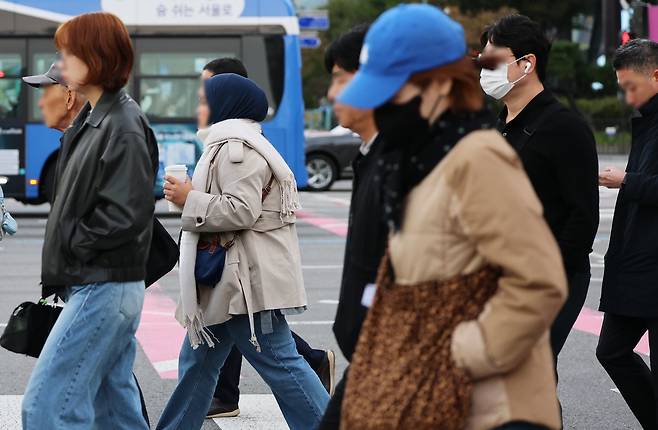 초겨울 추위가 기승을 부린 21일 오전 시민들이 몸을 움츠린 채 출근길 발걸음을 재촉하고 있다. (출처=뉴스1)