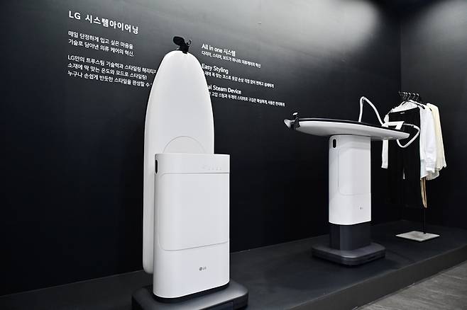 LG전자가 KES 2025(한국전자전)에서 고압 스팀 다리미와 핸디 스티머, 액티브 스타일링 보드를 탑재한 올인원 제품을 공개했다.