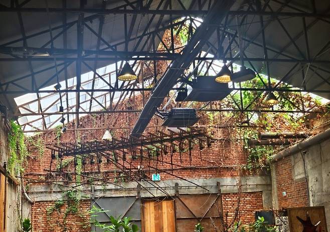 물품 보관 '대림창고' 갤러리 겸 대형 카페.