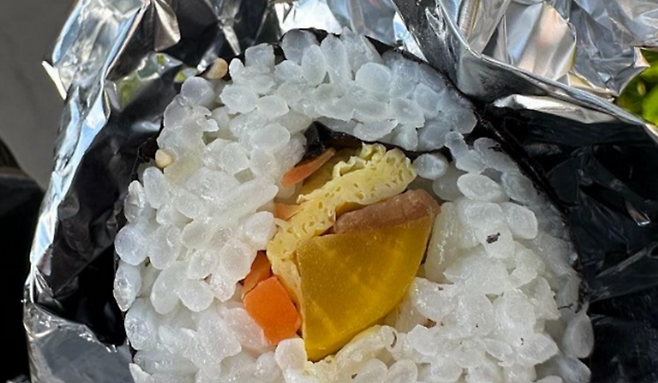1줄 4,000원에 판매되면서 논란을 부추긴 김밥. (온라인 커뮤니티 캡처)