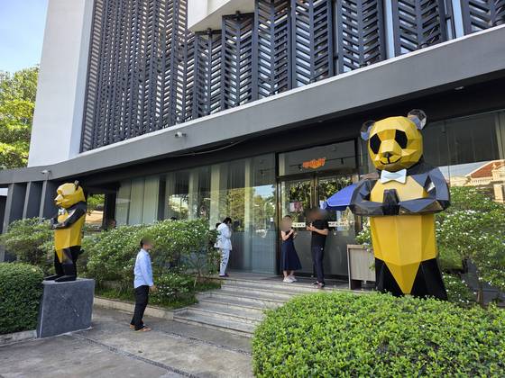 지난 16일 캄보디아 프놈펜에 후이원 은행 앞에서 중국인들이 개점을 기다리고 있다. 최근 미국은 이 은행을 범죄 조직의 자금 세탁 통로로 지목했다. 이영근 기자