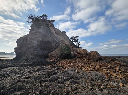 한쪽 부분이 무너져 내린 할아비 바위. 사진 태안군