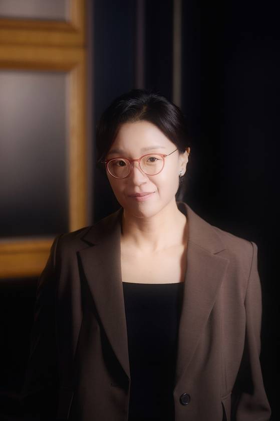 윤가은 감독은 작품을 발전시키던 중 이금이 작가의 『유진과 유진』을 다시 읽었다. 그는 "정말 하고 싶은 이야기의 형태를 찾았다는 느낌을 받았다"고 했다. 사진 ㈜바른손이앤에이