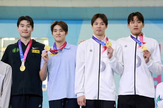 19일 부산 아시아드주경기장에서 열린 제106회 전국체육대회 수영 남자 계영 800m에서 금메달을 딴 강원도청 선수들이 기념 촬영하고 있다. 왼쪽부터 황선우, 김우민, 양재훈, 김영범. 연합뉴스