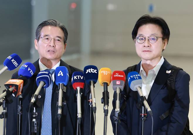 김용범 대통령실 정책실장(왼쪽)이 22일 한미 관세 협상 추가 논의를 위해 김정관 산업통상부 장관(오른쪽)과 함께 인천국제공항 제2여객터미널에서 미국 워싱턴DC로 출국하기 앞서 발언하고 있다. 연합뉴스