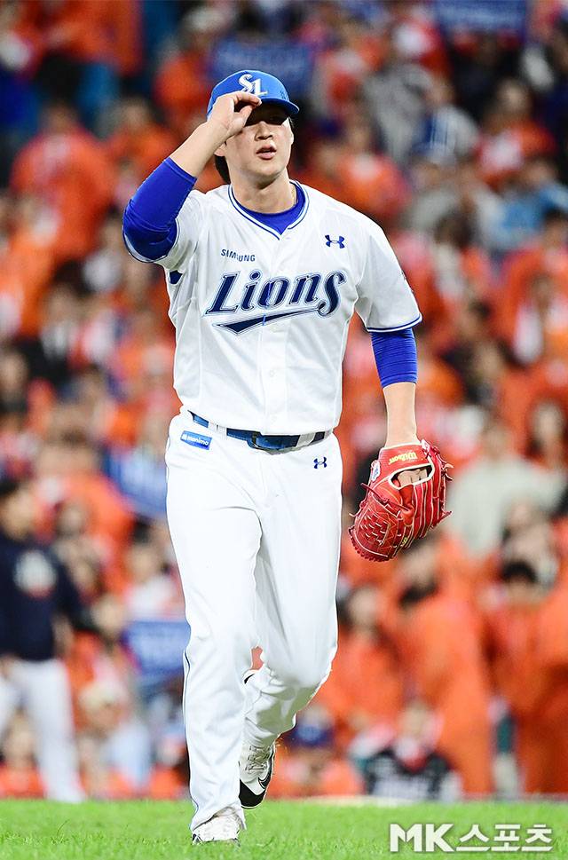 21일 오후 대구삼성라이온즈파크에서 ‘2025 신한 SOL Bank KBO 포스트시즌’ 한화 이글스와 삼성 라이온즈의 플레이오프(5전 3선승제) 3차전이 열렸다. 8회초 2사 1, 2루에서 삼성 이호성이 한화 이진영을 삼진처리한 후 공수교대를 위해 더그아웃으로 향하고 있다. 사진(대구)=김영구 기자