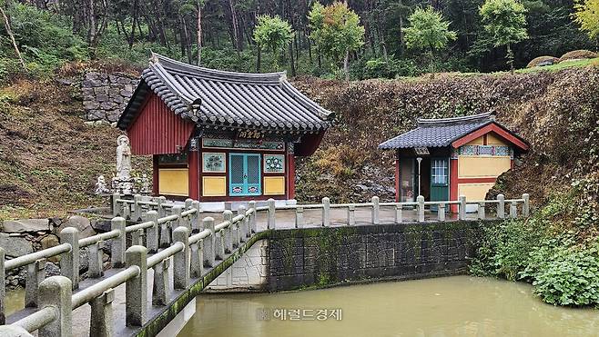 서담암 극락보전 뒤편 독성각, 용왕당