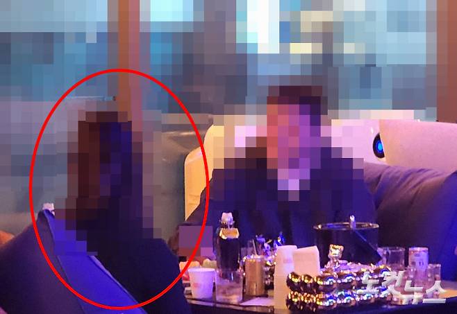 여종업원(빨간색 표시)이 손님과 함께 양주를 마시고 있다. 고상현 기자