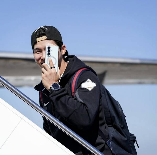 로스엔젤레스 다저스는 23일(한국시간) 2025 미국 프로야구 메이저리그(MLB) 월드시리즈 1차전 토론토 블루제이스와의 원정 경기를 치르기 위해 구단 전용기에 탑승하는 김혜성의 모습을 공개했다. LA 다저스 소셜미디어