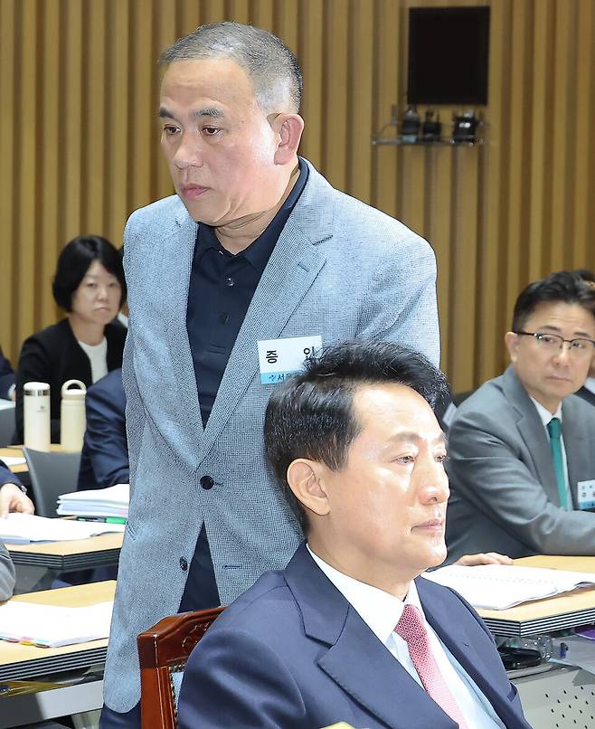 명태균씨가 23일 서울 중구 서울시청에서 열린 2025년 국회 행정안전위원회 국정감사에서 의원 질의에 답변하기 위해 증인석으로 향하고 있다. ⓒ 시사저널 임준선