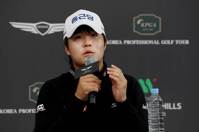 제네시스 챔피언십 1라운드가 끝난 뒤 취재진 질문에 답하는 김민규. /사진=KPGA 제공