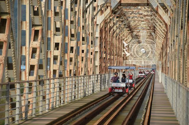 국내 유일 철도 테마파크인 김해 낙동강레일파크를 찾은 방문객들이 레일바이크를 타고 있다./김해시/