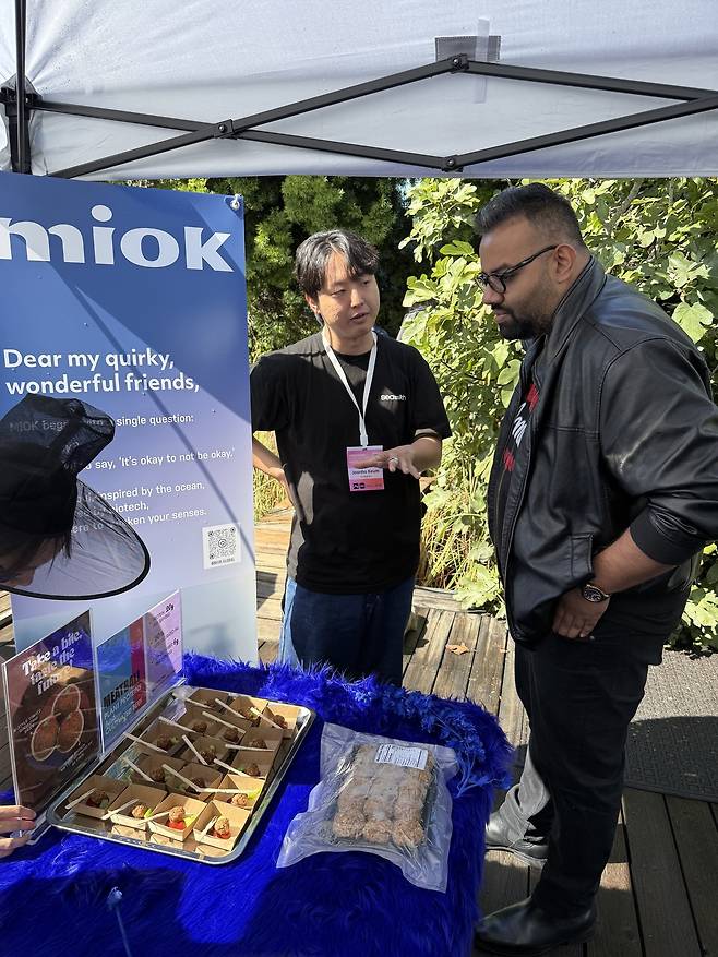 씨위드 관계자가 LA 테크 위크에 참여해 관계자들에게 차세대 배양육에 대해 설명하고 있다.(씨위드 제공)/뉴스1