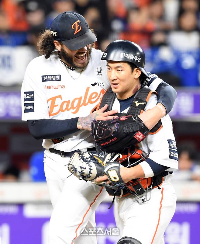 한화 선발투수 폰세(왼쪽)가 대전 한화생명볼파크에서 열린 2025 KBO리그 삼성과 플레이오프 5차전 3회초 2사 1루 상황에서 삼성 김태훈을 포수 앞 땅볼로 잡아낸 뒤 포수 최재훈과 함께 기뻐하고 있다. 대전 | 박진업 기자 upandup@sportsseoul.com