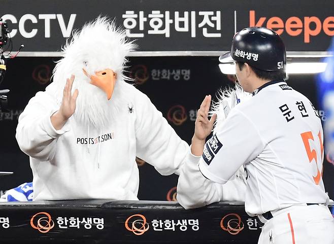 24일 대전 한화생명볼파크에서 열리는 삼성과 한화의 PO 5차전. 8회말 투런 홈런을 날린 한화 문현빈. /송정헌 스포츠조선 기자