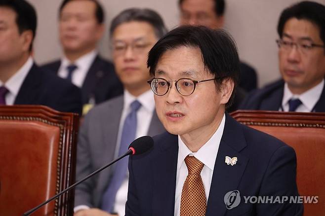 24일 국회 산업통상자원벤처기업회 국정감사에서 김정관 산업통상부 장관이 답변하고 있다. 연합뉴스