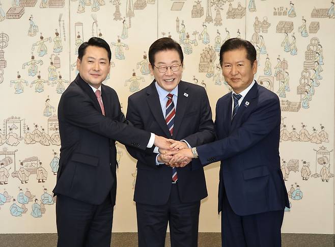지난 9월 8일 진행된 여야 대표 오찬 회동에서 이재명 대통령, 정청래 더불어민주당 대표, 장동혁 국민의힘 대표가 악수하고 있다. 대통령실사진기자단