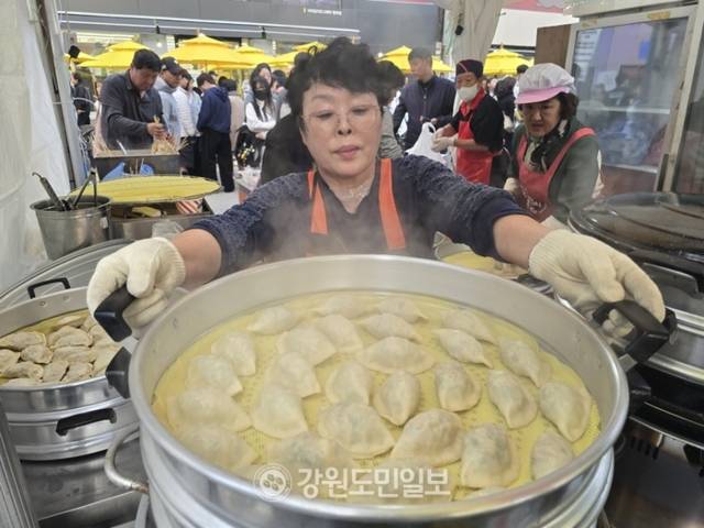 ▲ 2025 원주만두축제가 24일 중앙동 전통시장 일대에서 개막한 가운데 만두부스 업체에서 찐 만두를 선보이고 있다.