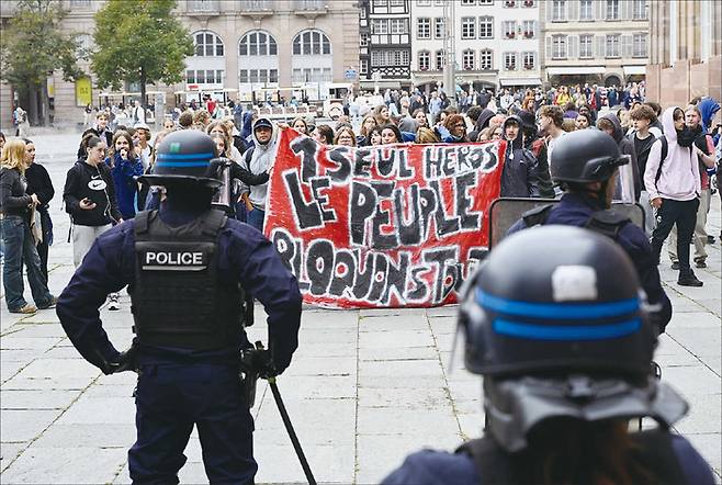 공공부채가 부담스러운 각국 정부가 화폐 가치 하락을 유도하는 정치적으로 쉬운 길을 택했다. 사진은 지난 9월 10일 ‘국가 마비’ 시민운동 당시 파리 시내 시위 모습. (AP=연합뉴스)