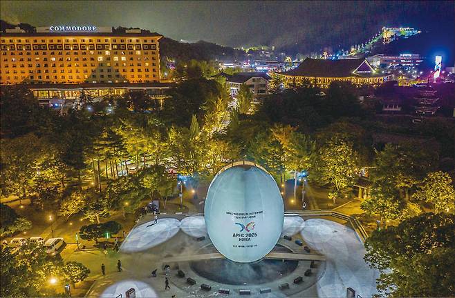 지난 10월 15일 오후 경북 경주시 보문단지 호반광장에서 APEC 보문단지 야간경관 개선 ‘빛의 향연’ 시연회가 진행되고 있다. (연합뉴스)