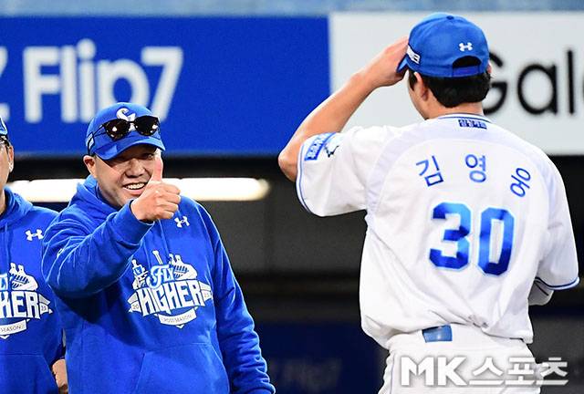 22일 오후 대구삼성라이온즈파크에서 열린 ‘2025 신한 SOL Bank KBO 포스트시즌’ 한화 이글스와 삼성 라이온즈의 플레이오프(5전 3선승제) 4차전에서 삼성이 멀티홈런으로 6타점을 쓸어담은 김영웅의 원맨쇼 활약을 앞세워 7-4 승리를 거뒀다. 삼성 박진만 감독이 김영웅을 향해 엄지척을 보내고 있다. 사진(대구)=김영구 기자