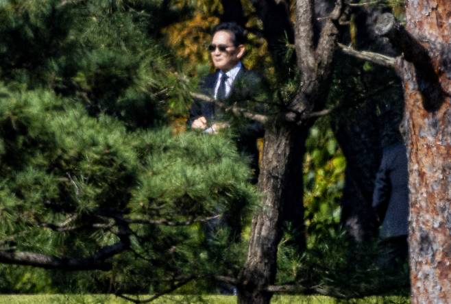 이재용 삼성전자 회장이 24일 경기도 수원 선영에서 진행된 고(故) 이건희 삼성 선대회장의 5주기 추도식에 참석하고 있다. / 사진=뉴시스 정병혁 기자