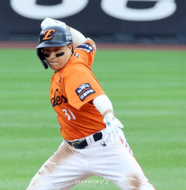 한화 손아섭이 18일 대전한화생명볼파크에서 열린 2025 KBO 포스트시즌 플레이오프 1차전 6회초 무사 2루에서 1타점 2루타를 터트린 후 자축하고 있다. /사진=강영조 선임기자