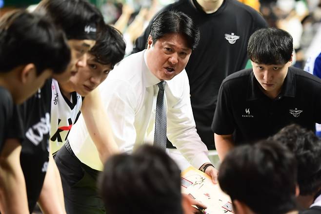 작전타임 중 문경은(가운데) 수원KT 감독. /사진=KBL 제공
