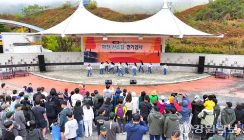 ◇화천의 가을을 만끽할 수 있는 2025년 화천군민 산소(O2)길 걷기행사가 오는 11월1일 오전 9시부터 북한강변 산소길에서 펼쳐진다. 사진은 지난해 산소길 행사 모습.