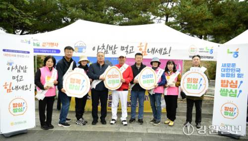◇화천의 가을을 만끽할 수 있는 2025년 화천군민 산소(O2)길 걷기행사가 오는 11월1일 오전 9시부터 북한강변 산소길에서 펼쳐진다. 사진은 지난해 산소길 행사 모습.