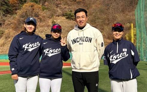 김강민 해설위원이 조용히 여자야구 대표팀을 수차례 도왔다. (사진=한국여자야구연맹)