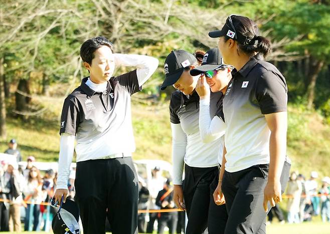 (왼쪽부터) 김효주, 고진영, 최혜진, 유해란이 일본과 경기에서 패하고 아쉬워하고 있다.(사진=대회조직위 제공)