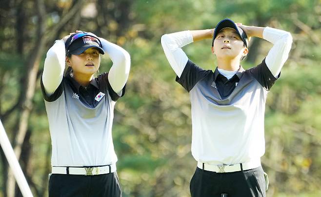 아쉬워하는 최혜진과 김효주.(사진=대회조직위 제공)