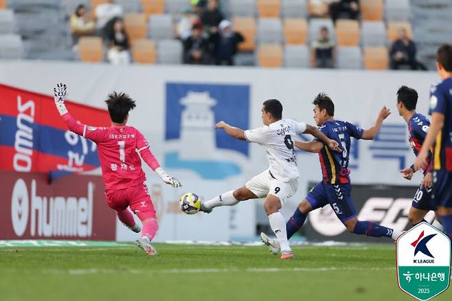 황재윤(수원FC)의 경기 모습. 사진=한국프로축구연맹