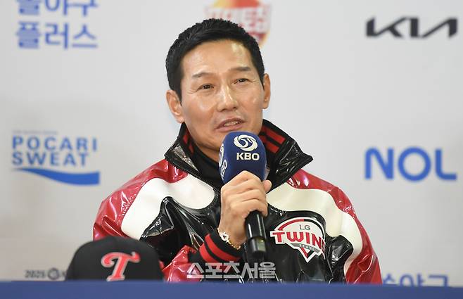 LG 염경엽 감독이 25일 서울 잠실구장에서 열린 2025 KBO 포스트시즌 한국시리즈 미디어데이에서 출사표를 밝히고 있다. 잠실 | 최승섭기자 thunder@sportsseoul.com