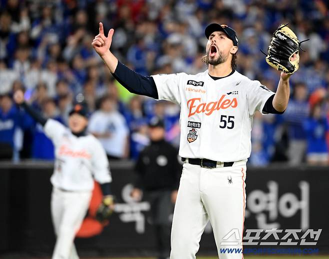 경기를 끝낸 후 환호하는 와이스의 모습.