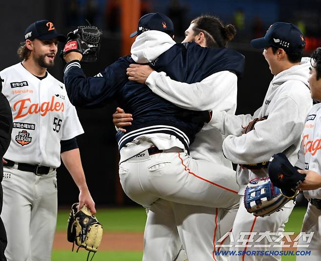 어린아이처럼 폰세의 품에 안긴 문동주