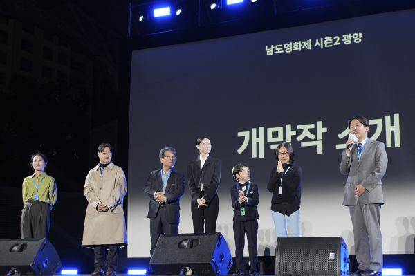 개막작 '철들 무렵' 소개. 왼쪽부터 정지혜 프로그래머, 정승오 감독, 기주봉 배우, 하윤경 배우, 김하언 배우, 양말복 배우, 곽민규 배우