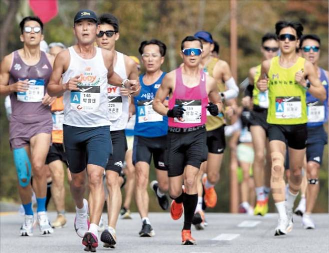 지난해 춘천마라톤에서 참가자들이 힘차게 달리고 있다./장련성 기자