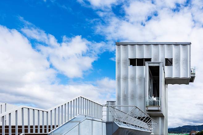 소양강을 내려다보기에 좋은 '전망루프'. 높지는 않지만, 층을 오르내리며 춘천 시내를 조망할 수 있다. / 양수열 영상미디어 기자