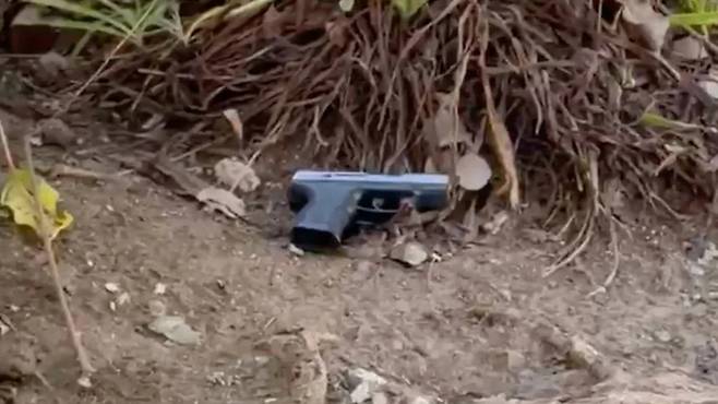 22일(현지시간) 미국 캘리포니아주에서 발생한 강도 사건에서 범인이 사용한 총기. 사진=KTLA 5/패트릭 맥클로스키