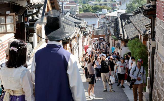 외국인 관광객이 9월 2일 서울 종로구 북촌 한옥마을을 둘러보고 있다. 뉴스1